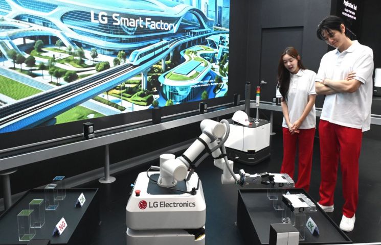 LG전자가 13일부터 16일까지 서울 강남구 코엑스에서 열리는 제57회 한국전자전(KES 2026)에 참가해 가전 및 B2B(기업 간 거래) 사업·기술을 선보인다. '스마트 팩토리(Smart Factory)' 공간에서는 자율 이동 협동로봇 'LG MoMa(Mobile Manipulator)'가 자재를 이송하고 작업을 수행하는 미래형 제조 현장을 소개하고 있다. LG전자.