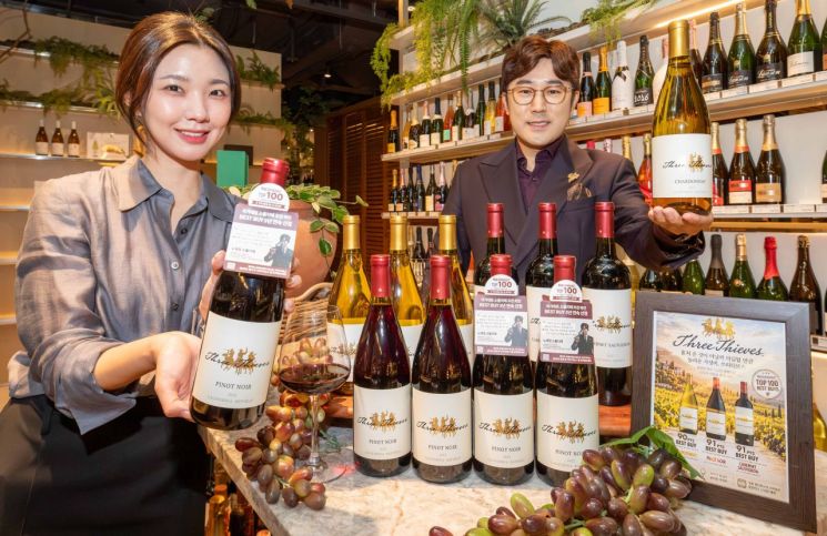 [포토] 현대百, 소믈리에 추천 이달의 와인 '쓰리 티프스' 만나보세요