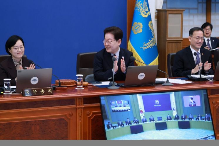 이재명 대통령이 13일 청와대에서 열린 국무회의에서 발언 도중 박수를 치고 있다. 2026.10.13 연합뉴스