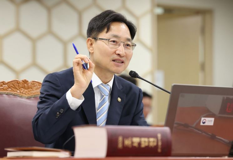 임광현 국세청장이 13일 정부세종청사에서 열린 국회 재정경제기획위원회의 국정감사에서 발언하고 있다. 국세청