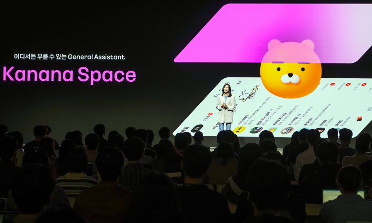 정신아 카카오 대표가 13일 '모든 연결에 지능을' 주제로 열린 '이프 카카오' 콘퍼런스에서 새로운 에이전트 서비스와 기술을 선보이는 모습. 카카오 제공.