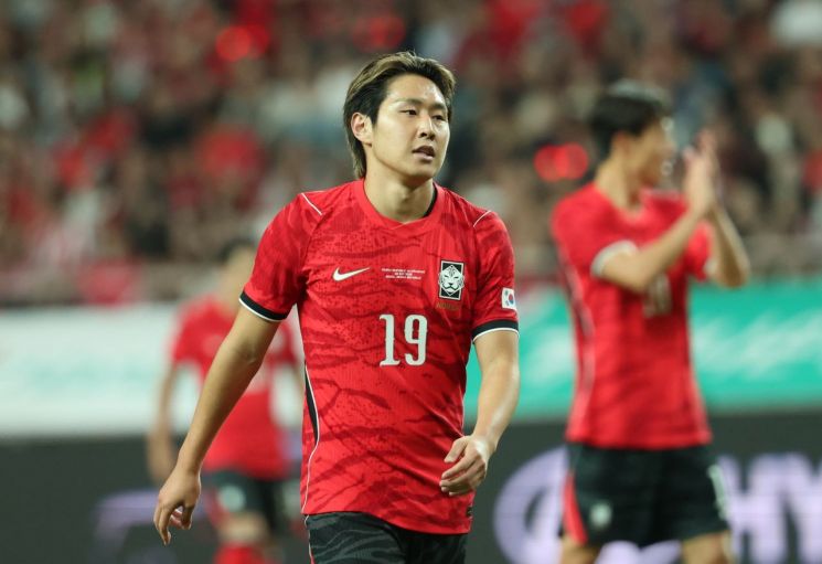축구 국가대표 이강인이 최근 온라인에서 확산한 대표팀 내 파벌설과 손흥민 주장 교체설에 대해 사실무근이라는 입장을 밝히고 법적 대응을 예고했다. 연합뉴스