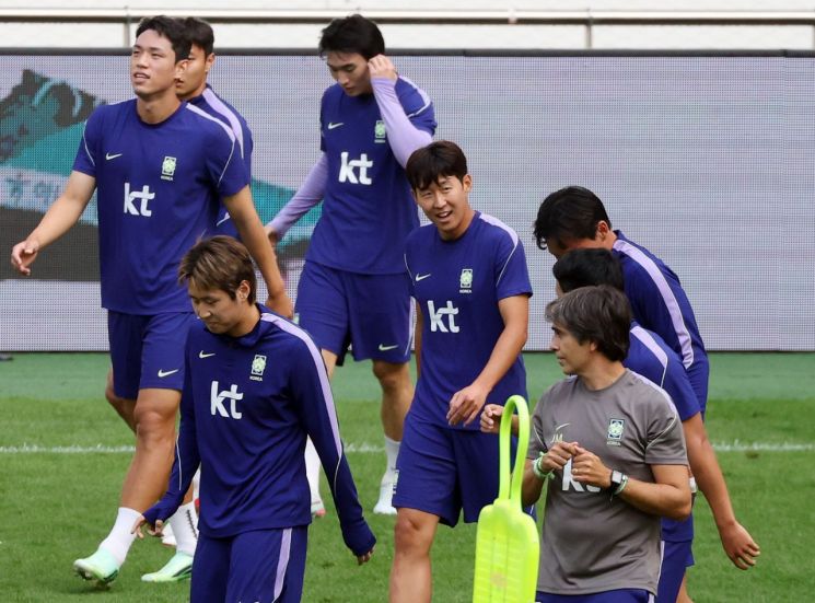 축구 국가대표 이강인이 최근 온라인에서 확산한 대표팀 내 파벌설과 손흥민 주장 교체설에 대해 사실무근이라는 입장을 밝히고 법적 대응을 예고했다. 연합뉴스