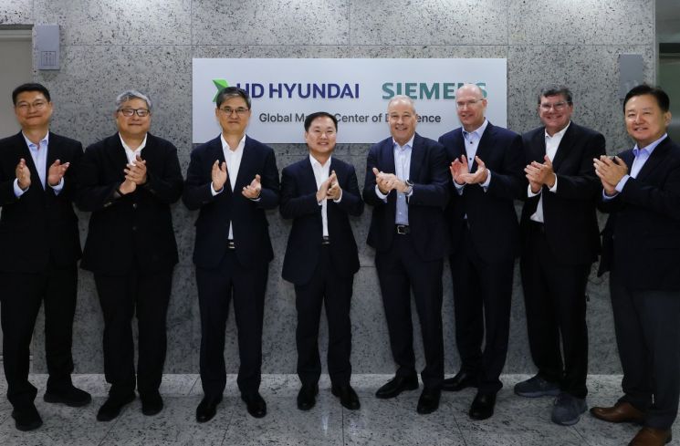 김형관 HD한국조선해양 대표(왼쪽 네 번째)와 로버트 존스 지멘스 최고수익책임자(왼쪽 다섯 번째) 등 양사 관계자들이 13일 부산 해운대구에서 열린 '글로벌마린센터' 개소식에서 박수를 치고 있다. HD현대