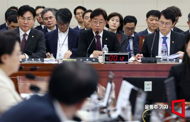 오태석 우주항공청장이 13일 국회에서 열린 원자력안전위원회 등에 대한 국정감사에서 의원들 질의에 답 하고 있다. 윤동주 기자