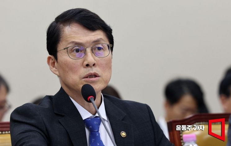 최원호 원자력안전위원장이 13일 국회에서 열린 원자력안전위원회 등에 대한 국정감사에서 의원들 질의에 답 하고 있다. 윤동주 기자