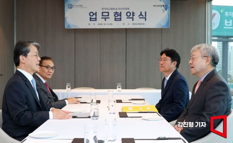 [포토] 의견 나누는 이시형 한국외교협회장-장범식 아시아경제 대표 - 뉴스 썸네일 이미지