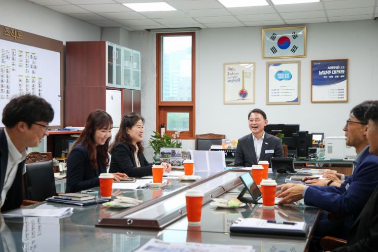 최현덕 시장이 장승초등학교에서 학교 관계자 및 학부모들과 통학 안전과 교육환경 개선 방안을 논의하고 있다. 남양주시 제공