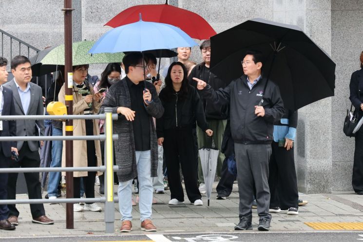이상일 용인특례시장이 13일 경남아너스빌 디센트를 방문해 상습 불법주정차 민원구역을 둘러보고 있다. 용인시 제공