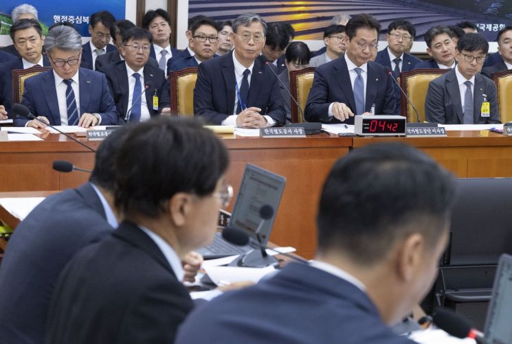 김태승 한국철도공사(코레일) 사장(앞줄 왼쪽 두 번째)이 13일 국회에서 열린 국토교통위원회 국정감사에 출석해 국민의힘 정희용 의원의 코레일 예약시스템 증설 부실 관련 질의에 답하고 있다. 연합뉴스