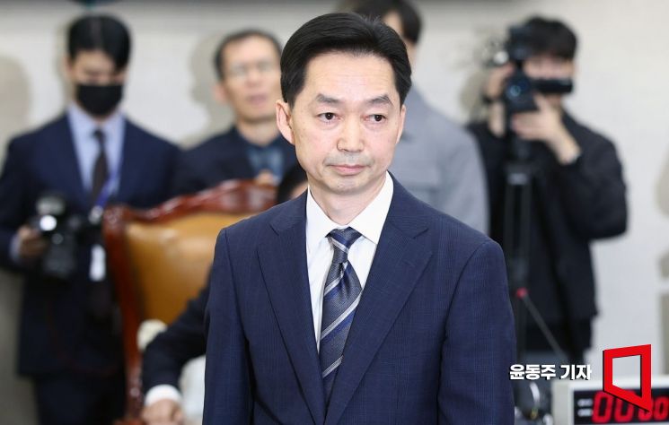 김지용 중대범죄수사청장 후보자가 14일 국회에서 열린 인사청문회에서 증인선서문을 위원장에게 제출 후 자리로 이동하고 있다. 2026.10.14 윤동주 기자