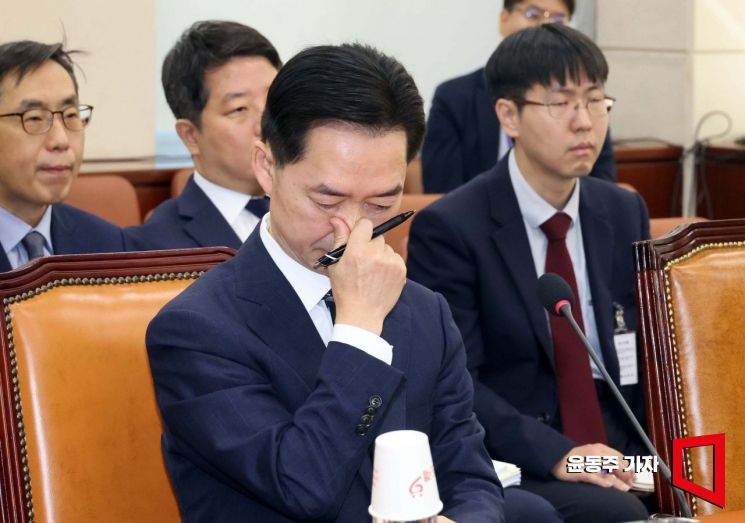 김지용 중대범죄수사청장 후보자가 14일 국회에서 열린 인사청문회에서 코를 만지며 의원들 질의를 듣고 있다. 2026.10.14 윤동주 기자