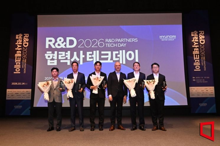 만프레드 하러 현대차·기아 R&D본부장 사장(가운데)이 14일 경기도 화성시 롤링힐스호텔에서 열린 '2026 R&D 협력사 테크데이'에서 수상자들과 기념촬영을 하고 있다. 이태희 동희산업 총괄사장, 차석주 경창산업 부회장, 송승철 대동도어 사장, 만프레드 하러 사장, 정서진 화신 사장, 김광식 클라리오스 델코 부문장. 현대차