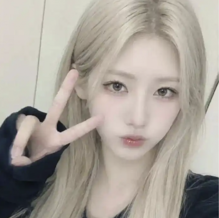 인공지능(AI)으로 제작된 그룹 멤버가 임신으로 하차한다고 공지해 논란이다. 중국 샤오홍슈.