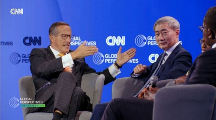 신현송 한국은행 총재(사진 왼쪽에서 두 번째)가 14일 태국 방콕에서 국제통화기금(IMF) 연차총회와 연계해 열린 CNN '글로벌 퍼스펙티브스' 패널 토론에서 발언하고 있다. CNN 글로벌 퍼스펙티브스 유튜브 생중계.