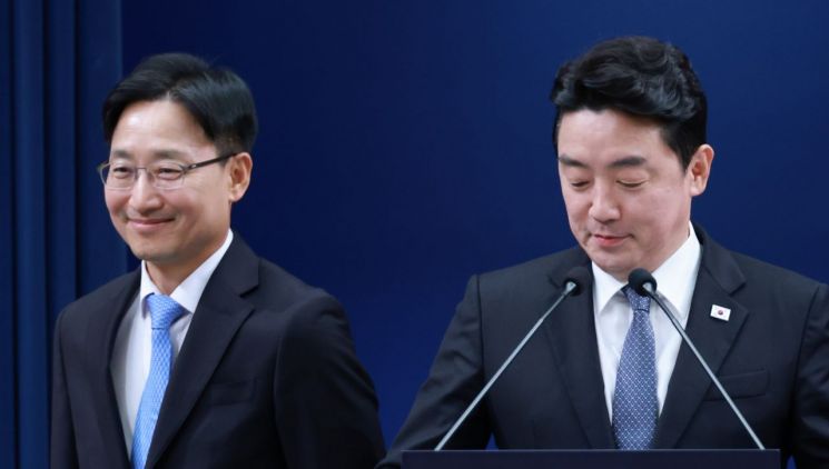 강훈식 대통령 비서실장이 14일 청와대 기자회견장에 신임 비서실장으로 임명된 임광현 국세청장과 입장하고 있다. 2026.10.14 연합뉴스
