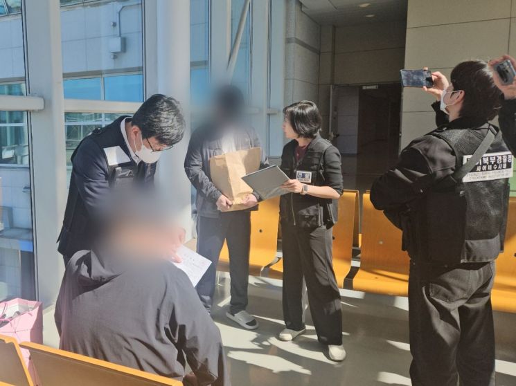 제3국 여권으로 신분을 세탁하고 해외로 도피해 10년간 호화 생활을 누려온 불법 도박사이트 부총책이 아랍에미리트(UAE)에서 검거된 뒤 14일 인천국제공항을 통해 송환되고 있다. 경찰청