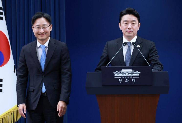 강훈식 대통령 비서실장이 14일 청와대 기자회견장에서 신임 비서실장으로 임명된 임광현 국세청장을 소개하고 있다. 2026.10.14 연합뉴스