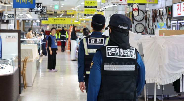 흉기 난동 사건이 발생했던 인천 남동구 한 상업시설에서 14일 경찰이 순찰을 실시하고 있다. 연합뉴스