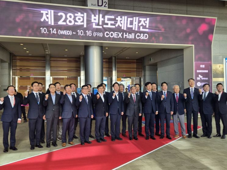 송재혁 삼성전자 디바이스솔루션(DS)부문 최고기술책임자(CTO)와 안현 SK하이닉스 개발총괄 사장 등 반도체 업계 임원들이 14일 서울 삼성동 코엑스에서 열린 국내 최대 반도체 전시회 '제28회 반도체대전(SEDEX 2026)' VIP 부스 투어 시작 전 기념 촬영을 찍고 있다. 사진 박준이 기자.