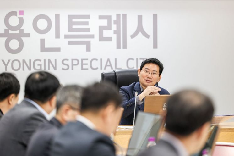 이상일 용인특례시장이 14일 2027년 주요업무 추진계획 3차 보고회에서 예산편성의 신중함을 강조하고 있다. 용인시 제공