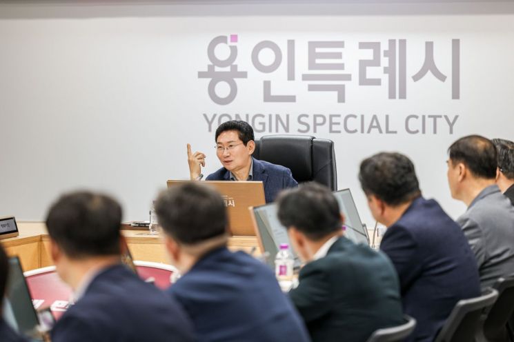 이상일 용인특례시장이 14일 2027년 주요업무 추진계획 3차 보고회에서 예산편성의 신중함을 강조하고 있다. 용인시 제공