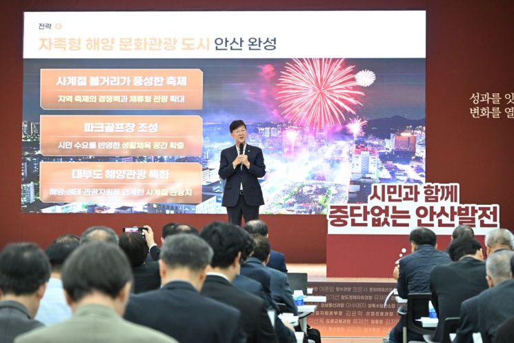 이민근 안산시장이 14일 오전 안산시청에서 열린 ‘민선9기 비전선포 언론브리핑’에서 ‘중단 없는 안산 발전’을 위한 향후 4년간의 시정 운영 방향과 핵심 정책을 발표하고 있다. 안산시 제공
