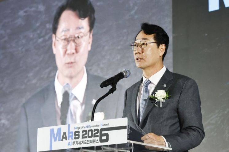정명근 화성특례시장이 'MARS 2026 투자유치& 컨퍼런스' 개회식에서 환영사를 하고 있다. 화성시 제공