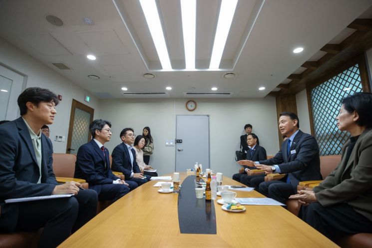 최현덕 시장이 최민희 더불어민주당 남양주갑 국회의원과 함께 홍지선 국토부 장관에게 남양주시 주요 현안을 설명하고 있다. 남양주시 제공
