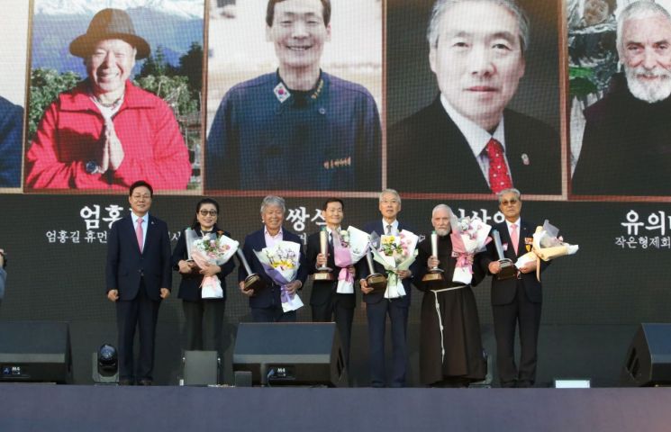 제43주년 경남도민의 날 기념식에서 '자랑스러운 경남인상'을 받은 이들이 박완수 도지사(가장 왼쪽)와 함께 기념사진을 찍고 있다. [사진=이세령 기자]