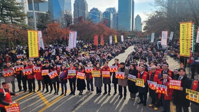 지난 2023년 11월 30일 서울 여의도 국회의사당 앞에서 화성시민 1만여 명이 수원 전투비행장 예비후보지 철회를 촉구하는 대규모 집회를 열었다. 화성시 제공