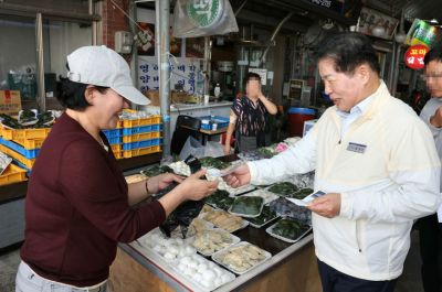 공영민 군수가 전통시장에서 고흥사랑상품권으로 물건을 구매하고 있다. 고흥군 제공