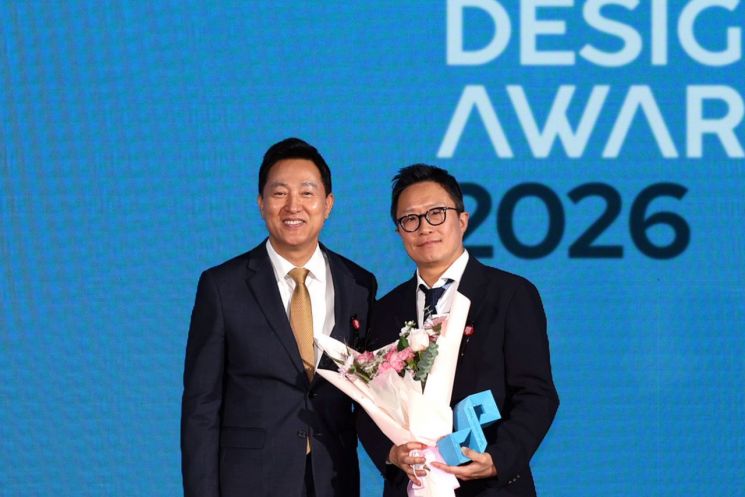왼쪽부터 현대차 이름 없는 숲 캠페인 ‘ESG 디자인 임팩트상’ 수상 이후, 기념 사진을 찍는 오세훈 서울시장과 현대차 브랜드마케팅본부 지성원 부사장. 현대차
