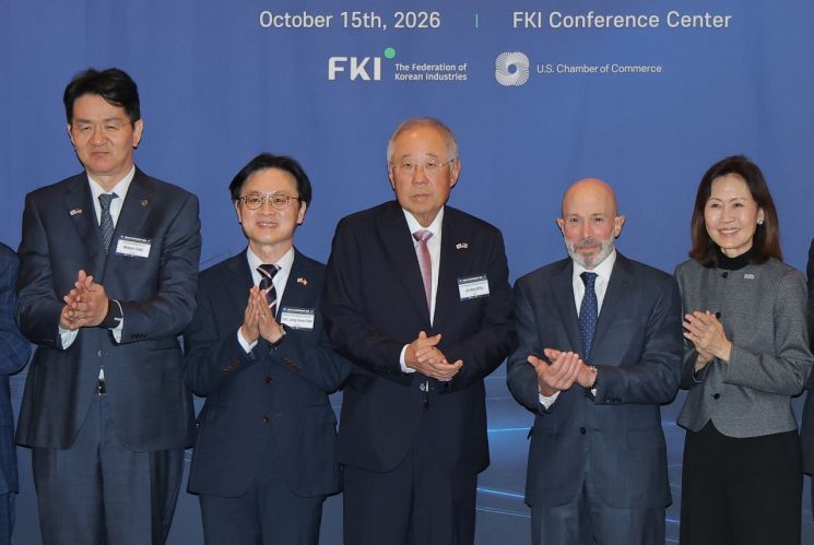 15일 서울 여의도 FKI타워 컨퍼런스센터에서 열린 제36차 한미재계회의에서 조원태 한진그룹 회장(왼쪽부터), 김정관 산업통상부 장관, 류진 한경협 회장, 에반 그린버그 미한재계회의 위원장, 미셸 스틸 주한미국대사가 참석해 기념촬영을 하고 있다. 2026.10.15 연합뉴스