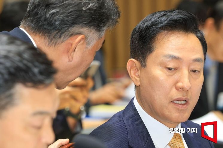 오세훈 서울시장이 15일 서울 중구 서울시청에서 열린 '2026 국회 행정안전위원회 서울특별시 국정감사'에 출석해 박찬구 서울시 정무부시장과 의견을 나누고 있다. 2026.10.15. 강진형 기자