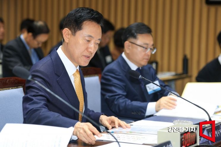 오세훈 서울시장이 15일 서울 중구 서울시청에서 열린 '2026 국회 행정안전위원회 서울특별시 국정감사'에 출석해 감사 시작을 기다리고 있다. 2026.10.15. 강진형 기자