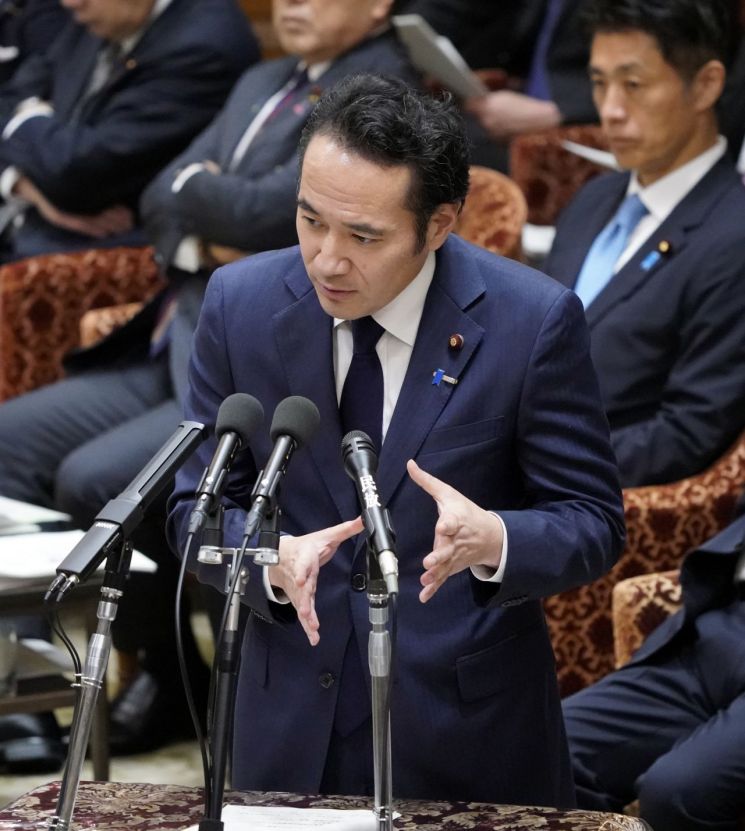 야나 가즈오 농림수산상은 14일 도로 예산 삭감 관련 발언과 선거 과정의 공직선거법 위반 의혹 등이 불거진 끝에 사표를 제출했다. 지난달 개각으로 취임한 지 28일 만이다. EPA연합뉴스