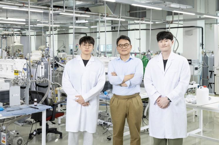 핵심 연구진 사진. (좌측부터) 조현재 IBS 반데르발스 양자 물질 연구단 학생연구원(POSTECH 신소재공학과 박사과정), 조문호 연구단장, 민석영 박사후연구원. IBS 제공