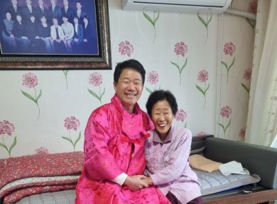 이임순(89) 할머니가 최근 자신의 생일을 맞아 전남대 법학전문대학원(로스쿨)에 발전기금 1,000만 원을 기탁했다. 전남대학교 제공