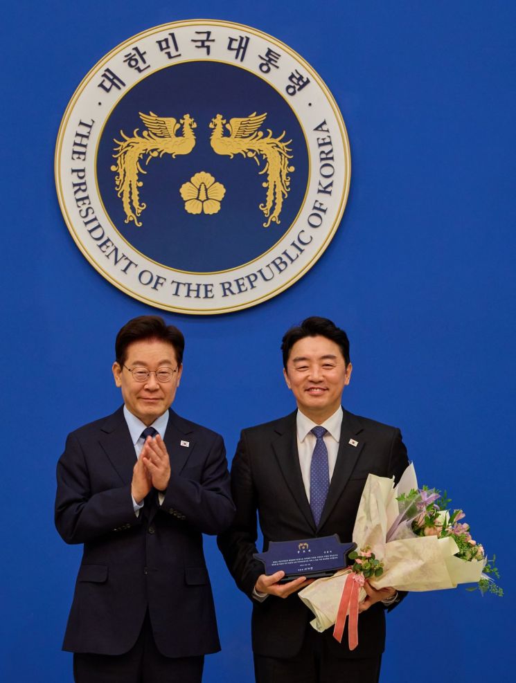 이재명 대통령이 15일 청와대에서 강훈식 전 비서실장에게 공로패를 전달하고 있다. 2026.10.15 연합뉴스