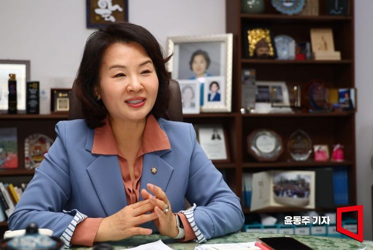 이수진 더불어민주당 의원이 아시아경제와 인터뷰를 하고 있다. 윤동주 기자