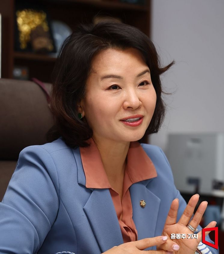 이수진 더불어민주당 의원이 아시아경제와 인터뷰를 하고 있다. 윤동주 기자