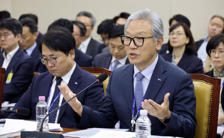 이상중 한국인터넷진흥원 원장이 15일 국회 과학기술정보방송통신위원회에서 열린 정보통신산업진흥원 등에 대한 국정감사에서 의원 질의에 답하고 있다. 연합뉴스