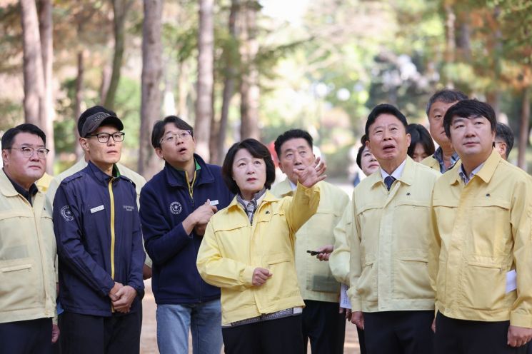 추미애 지사가 지난 9일 소나무재선충병 방제 우수 사례로 알려진 남이섬을 방문해 서태원 가평군수 등과 방제 대책을 논의하고 있다. 경기도 제공