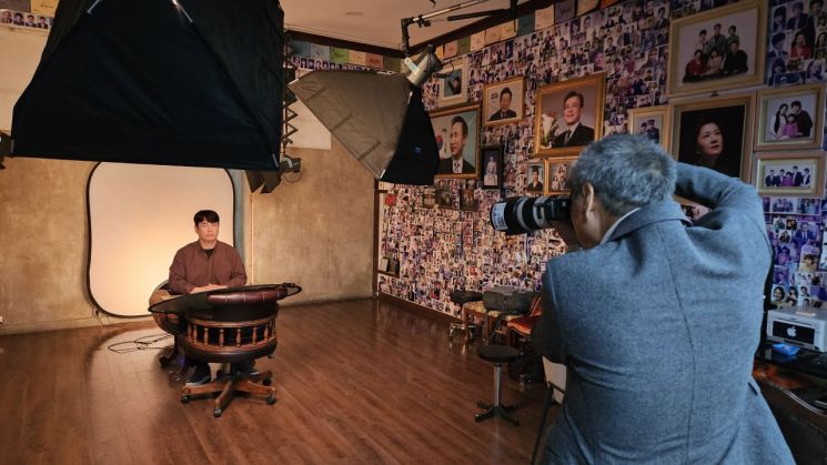 1984년부터 서울 영등포구 여의도동에서 사진관을 운영해온 황수연씨(67)가 카메라를 들고 사진을 촬영하고 있다. 사진관 벽면에는 세월의 흔적이 느껴지는 사진들이 빼곡했다. 박재현 기자