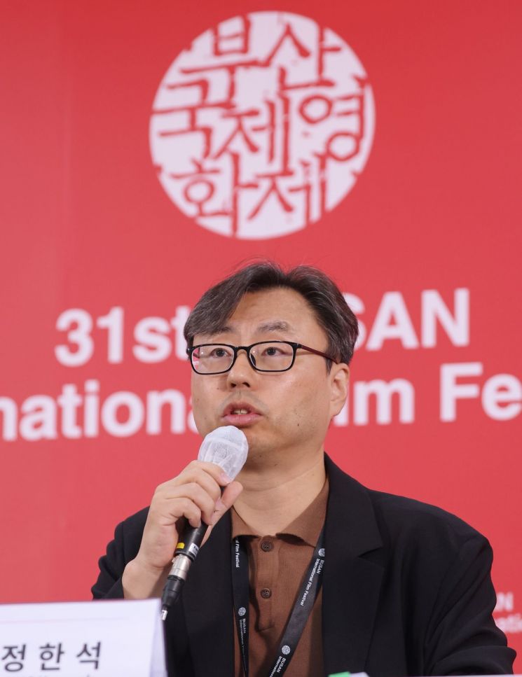 제31회 부산국제영화제 폐막일인 15일 부산 해운대구 영화의전당에서 열린 영화제 결산 기자회견에서 정한석 집행위원장이 발언하고 있다. 연합뉴스