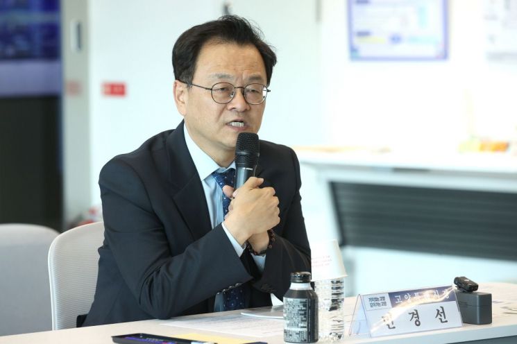 민경선 고양시장이 15일 성사 창조혁신캠퍼스(CIC) 스마트시티센터에서 기업 관계자와 경제·투자 분야 전문가 등 20여 명이 참석한 가운데 ‘기업유치 전략 방안 간담회’를 개최하고 있다. 고양시 제공