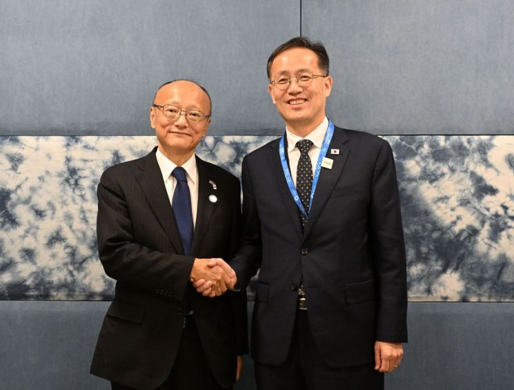 국제통화기금(IMF)/세계은행(WB) 연차총회 및  주요 20개국(G20) 재무장관.중앙은행 총재 회의, 주요 7개국(G7) 재무장관.중앙은행 총재 회의 참석차 태국 방콕을 방문중인 이형일(오른쪽) 부총리 겸 재정경제부 장관이 10월 15일(현지시간) 퀸시리낏 컨벤션센터(QSNCC)에서 칸다 마사토 아시아개발은행(ADB) 총재와 면담에 앞서 악수하며 기념사진을 찍고 있다. 재정경제부.