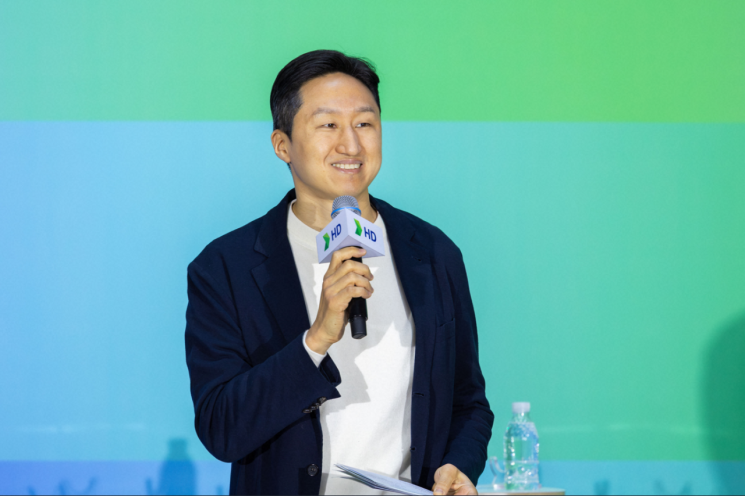 정기선 HD현대 회장이 HD현대 글로벌R&D센터에서 열린 ‘오프닝 2026(Opening 2026)’에서 새해 인사를 하고 있다. 정 회장은 형식적인 시무식 대신 임직원들이 한자리에 모여 의견을 나누는 수평적 소통의 장을 열었고, 울산 조선소부터 베트남 현지 사업장에 이르기까지 발로 뛰며 임직원들의 목소리를 경청했다. HD현대