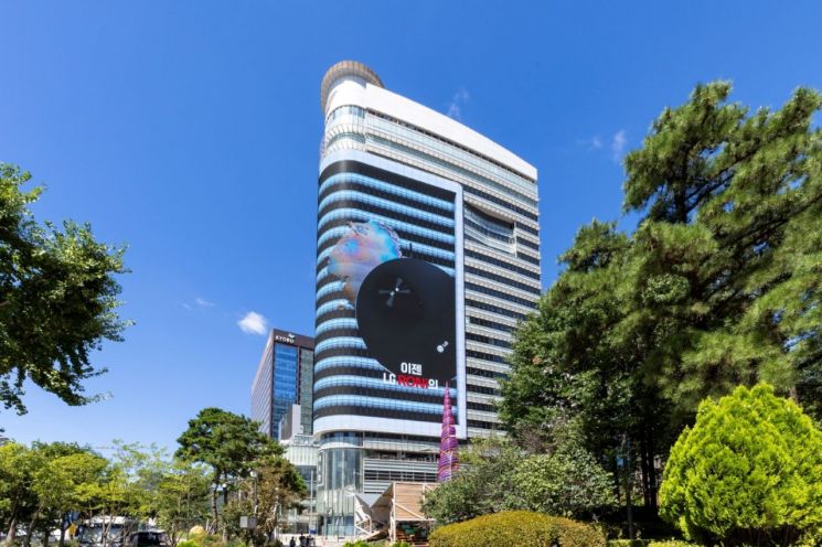 LG전자의 로봇청소기 'LG 홈봇 AI 오브제컬렉션 로니(RONi)' 서울 광화문 옥외광고. LG전자.